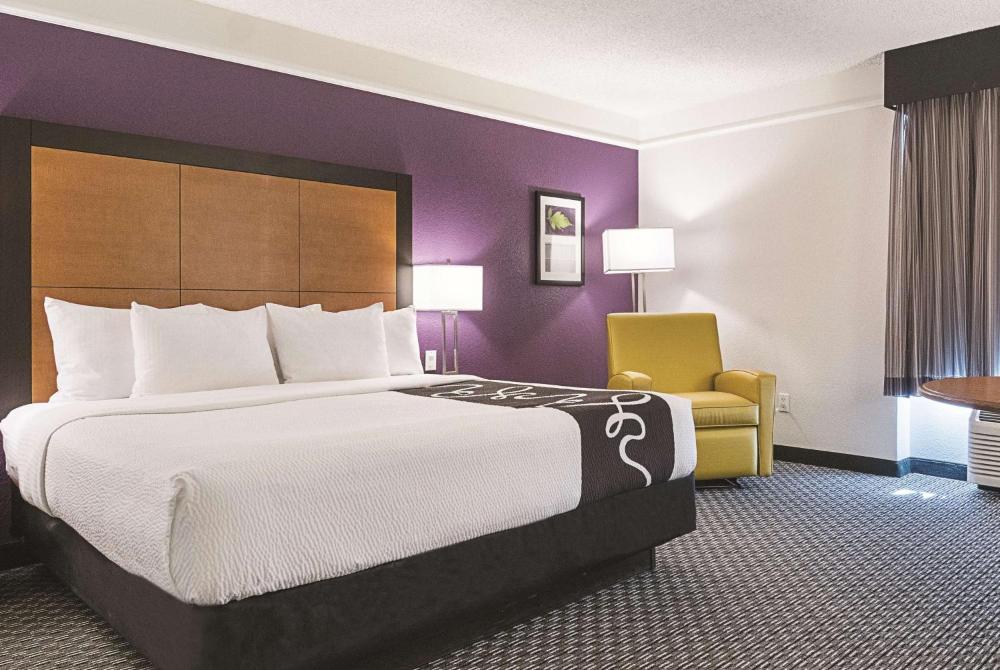 Deluxe King Room interior